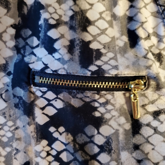 Tunic Style Long Sleeved Blouse - Picture 7 of 8